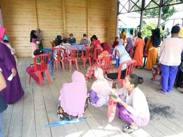 ABAIKAN PROTOKOL: Warga mendatangi Kantor Desa Hanaut untuk menerima bantuan PKH, Senin (6/7) lalu.(HENY/RADAR SAMPIT)