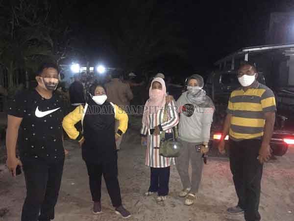 PEMANTAUAN: Petugas saat melakukan pemantauan lokasi prostitusi terselubung di Jalan Moh Hatta Sampit, pekan lalu.(IST/RADAR SAMPIT)