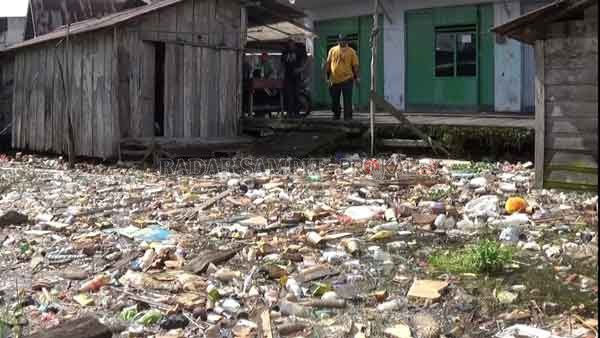 MENUMPUK : Sampah kiriman yang tersangkut jamban di Sungai Kelurahan Mendawai terus bertambah. Sampah tersebut kiriman yang terbawa arus saat banjir. (DLH KOBAR /RADAR PANGKALAN BUN )