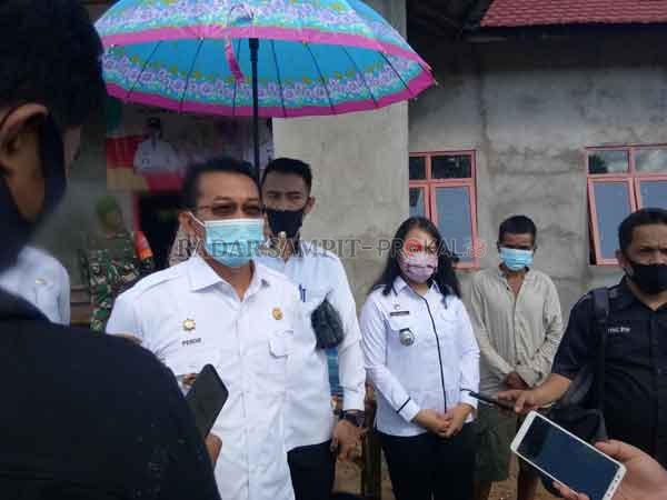 SIAP MAJU: Bupati Mura Perdie M Yoseph saat diwawancarai awak media, Rabu (8/7).(RENO/RADAR SAMPIT)
