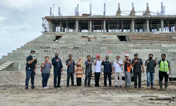 TINJAU: Kunjungan Komisi III DPRD Kotim, ke Sirkuit Road Race Sahati Jalan Sudirman Km 5,5 Sampit, Rabu (8/7).(IST/RADARSAMPIT)