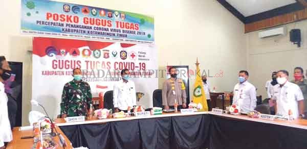 TANGANI Covid-19 Bupati Kotim Supian Hadi saat mengikuti video conference di ruang Command Center Dinas Komunikasi dan Informatika (Diskominfo) Kotim, Rabu (8/7).(KOMINFO FOR RADAR SAMPIT )