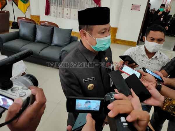 MENJELASKAN : Bupati Barsel Eddy Raya Samsuri ketika diwawancara wartawan terkait jalannya pemerintahan di wilayahnya, baru-baru tadi.(Dok. Tigor/Radar Sampit)