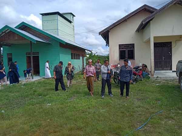 RESES: Anggota DPRD Seruyan Harsandi (dua dari kanan) saat melakukan kunjungan ke Desa Jahitan, Kecamatan Seruyan Hilir, dalam rangka reses tahap pertama beberapa waktu lalu. Fraksi Golkar meminta pemerintah daerah konsisten dengan kesepakatan program pem