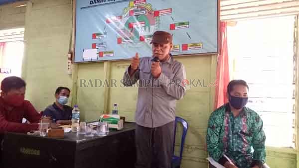 KOPERASI : Kepala Dinas Koperasi UMKM Perindustrian Perdagangan Kabupaten Seruyan saat menyampaikan arahannya pada rapat antara pengurus kosudra dan anggota koperasi di kantor koperasi Kosudra, Minggu (12/7).(HENDRI EDITIA/RADAR SAMPIT)
