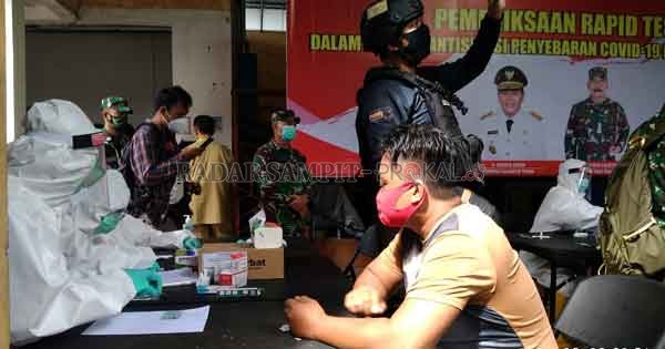 MASSAL: Pelaksanaan rapid test kepada masyarakat di Kota Palangka Raya yang terus dilakukan dengan sistem jemput bola untuk memutus mata rantai penularan Covid-19.(Dok.Radar Palangka)