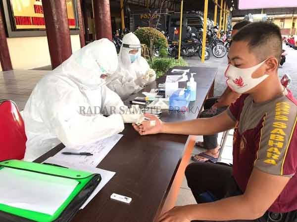 RAPID TEST : Personel Direktorat Samapta (Ditsamapta) Polda Kalimantan Tengah mengadakan rapid test guna mencegah dan menekan penyebaran virus korona sekaligus memastikan tidak terpapar.(IST/RADAR PALANGKA)