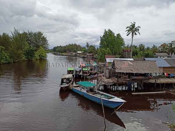 PERIKANAN: Suasana aktivitas bongkar muat hasil perikanan oleh beberapa kapal nelayanan yang baru kembali dari melaut di Desa Sungai Bakau, Kecamatan Seruyan Hilir Timur, belum lama ini. DPRD Seruyan menilai jika kuantitas dan kualitas Sumber Daya Manusia