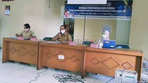 RAPAT KOORDINASI : Sekretaris Camat Jekan Raya Hadriansyah (pegang mikrofon) memberikan paparan terkait penanganan dan antisipasi Karhutla di wilayah Jekan Raya.(DODI/RADAR PALANGKA)