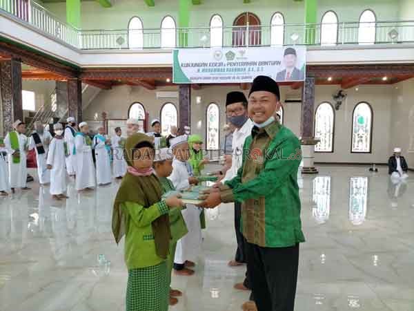 BANTUAN: Penyerahan bantuan mushaf Alquran secara simbolis dari Kemenag RI melalui Anggota DPD RI Muhammad Rakhman di Masjid Jami Nur Qolbu, Rabu (15/7).(HENY/ RADAR SAMPIT)