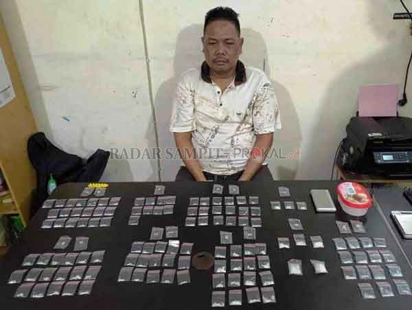 GEMBONG NARKOBA: Berhasani alias Sani (44) bersama ratusan paket sabu di Mapolresta Palangka Raya.( IST RADAR PALANGKA)