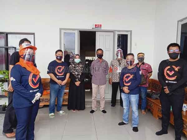 PENDATAAN: Sekda Kotim Halikinnor usia kegiatan pencocokan dan penelitian (Coklit) data pemilih di kediamannya, Sabtu (18/7),(YUNI/RADAR SAMPIT)