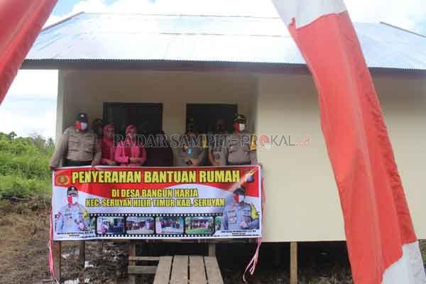 POLRES PEDULI : Kapolres Seruyan AKBP Agung Tri Widiantoro saat penyerahan bantuan rumah kepada Lilis, warga Desa Bangun Harja, Kecamatan Seruyan Hilir Timur, Kabupaten Seruyan.(   POLRES SERUYAN/RADAR SAMPIT)