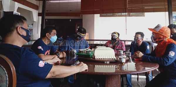 COKLIT: Kegiatan pencocokan dan penelitian (Coklit) data ulang dilakukan oleh Komisi Pemilihan Umum (KPU) Kotim kepada Bupati Kotim Supian Hadi, Sabtu (18/7).(YUNI/RADAR SAMPIT)