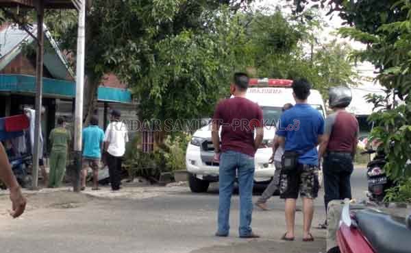 PROTOKOL COVID-19: Suasana penjemputan petugas PPS di Desa Magantis Kecamatan Dusun Timur, oleh tim Gugus tugas Covid-19 Bartim, untuk diisolasi di RS Tamiang Layang.(Istimewa/warga)