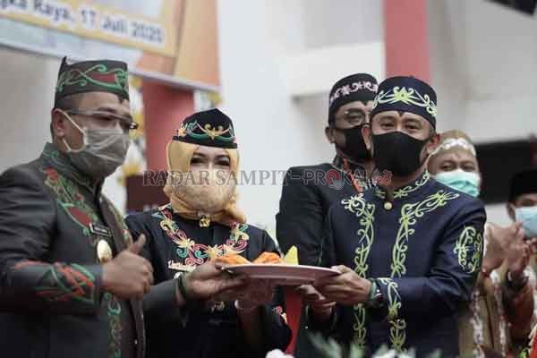 POTONG TUMPENG: Wakil Gubernur Kalimantan Tengah, Habib Ismail Bin Yahya,  Walikota Palangka Raya, Fairid Naparin dan Wakil Walikota Palangka Raya, Umi Mastikah,   saat mengikuti Rapat Paripurna Istimewa dalam rangka HUT ke 63 Palangka Raya di DPRD setemp