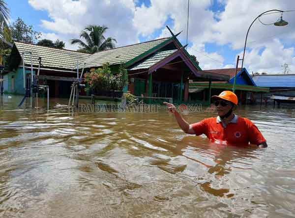 BANJIR: Plt Kepala BPBD Kobar Tengku Ali Syahbana meninjau posko pengungsian di Kotawaringin Lama.  (BPBD Kobar /Radar Pangkalan Bun )