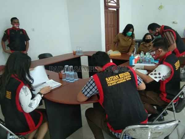 PENGGELEDAHAN : Tim Khusus Kejari Mura, saat melakukan penggeledahan di kantor Dinas Pertanian Peternakan dan Perikanan Kabupaten Mura, Selasa (21/7).(RENO/RADAR SAMPIT)