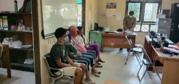 PROSTITUSI : Satpol PP Kobar mengamankan tiga PSK dan 1 operator karaoke di lokasi Prostitusi Dukuh Mola, Desa Pasir Panjang, Kecamatan Arsel, Kabupaten Kobar, Senin (20/7) pukul 20.00 WIB.(SATPOL PP KOBAR/RADAR PANGKALAN BUN)