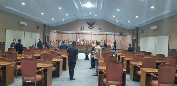 SELESAI RAPAT : Anggota DPRD Kotim hendak meninggalkan ruangan rapat, seusai mengadakan paripurna internal mengenai pengajuan dua raperda inisiatif dewan, Selasa (21/7) kemarin.(   RADO, SKOM/RADAR SAMPIT)