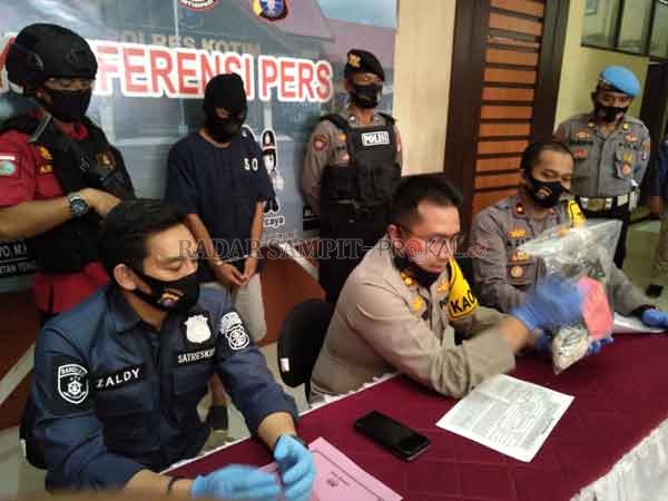 RILIS: Kapolres Kotim AKBP Abdoel Harris Jakin, saat menunjukan barang bukti dari pengungkapan kasus asusila anak dibawah umur, Mapolres Kotim, Rabu (22/7).(FAHRY/RADAR SAMPIT)