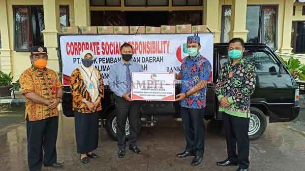 BANTUAN BANJIR :  Kepala Cabang Bank Kalteng Cabang Nanga Bulik Frima Kuayanto (tiga dari kiri) menyerahkan secara simbolis bantuan peket kebutuhan bahan pokok kepada Bupati Lamandau H Hendra Lesmana (dua dari kanan) didampingi Kepala Dinas Sosial Lamanda