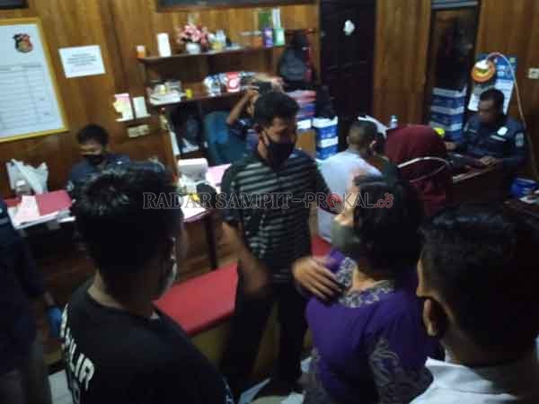 KORUPSI BANSOS : Warga RT 31, RW 03 Ketapang, Sampit beranjak dari ruang penyidik Polres Kotim setelah proses mediasi selesai, terkait ‘penyunatan’ dana bantuan sosial yang dilakukan Usaini, Ketua RT mereka.(FAHRY/RADAR SAMPIT)