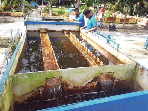 AIR BERSIH : Petugas PDAM Unit Kotawaringin Lama saat mengecek pengolahan air bersih yang siap untuk didistribusikan kepada warga.