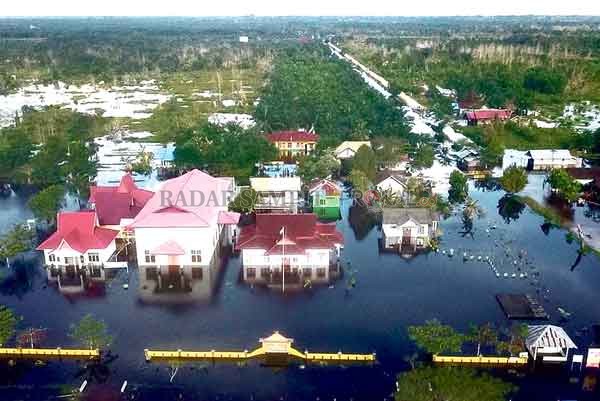 PARAH : Kondisi banjir di sekitar Kantor Desa Kumpai Batu Bawah, Kecamatan Arut Selatan, dilihat dari udara, hampir seluruh wilayah administratif desa tersebut terendam air setinggi 1 meter lebih, Jumat (24/7).(BPBD Kobar/ Radar Pangkalan Bun)