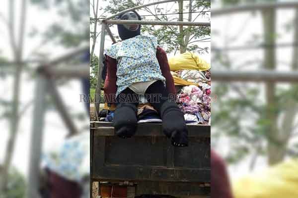 HASIL CURIAN: Salah satu boneka perempuan yang ditemukan di dalam pondok SW, beserta ribuan lembar daster, celana dalam dan BH, Kamis (23/7).(Istimewa/warga)