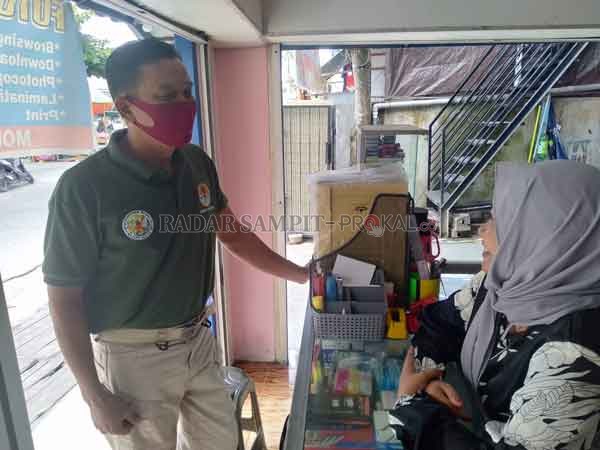 CEK TKP : Komandan BKSDA Pos Jaga Sampit Muriansyah, mendatangi lokasi kucing hamil yang mati akibat diinjak oleh seorang pria, Minggu (26/7) kemarin.(FAHRY/RADAR SAMPIT)