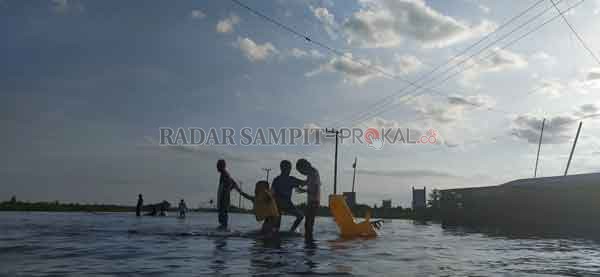 TERENDAM: Memasuki pekan kedua banjir, warga di bantaran Sungai Arut yang paling terdampak musibah tersebut sudah mulai terserang diare dan gatal-gatal, Minggu (26/7).(SULISTYO/RADAR PANGKALAN BUN)