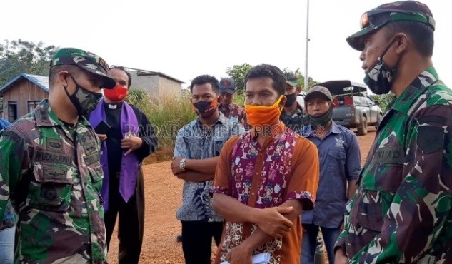 JALAN DESA : Tokoh masyarakat Desa Gandis dan Kerabu saat berdiskusi dengan tim TMMD di lokasi awal rencana pembukaan jalan penghubung antar desa tersebut, Sabtu (25/7)