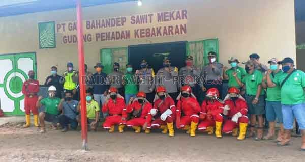 FOTO BERSAMA : Tim Satgas Karhutla GBSM bersama dengan jajaran Polsek Seruyan Hilir dan Polres Seruyan.