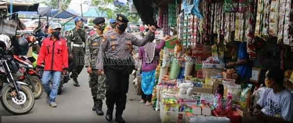 KELILING : Sejumlah aparat keamanan yang tergabung dalam tim gabungan, ketika mendatangi pasar  Pendopo di Kota Muara Teweh untuk menegur masyarakat yang tidak menerapkan protokol kesehatan.(istimewa)