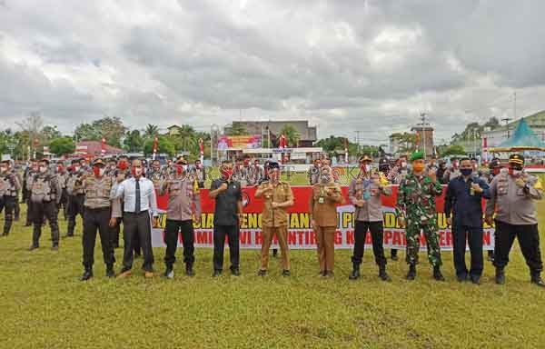 FOTO BERSAMA: Bupati Seruyan Yulhadir, Wakil Bupati Iswanti, Ketua DPRD, Kapolres, TNI, dan jajaran pimpinan lembaga di Seruyan, siap bersama menyukseskan Pilkada 2020, Senin  (27/7). (IST/RADARSAMPIT)
