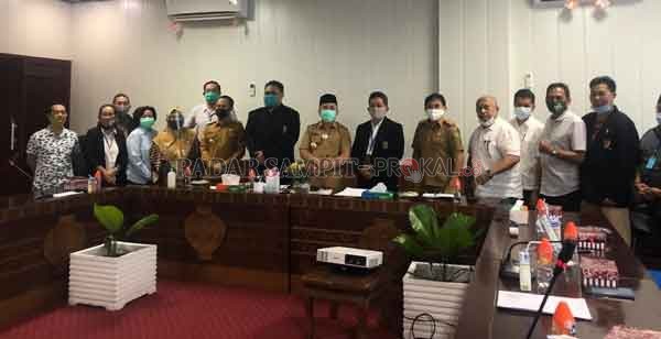 KOMPAK : KONI Kalteng bersama Gubernur Kalteng, Walikota Palangka Raya dan Kepala Dinas Pemuda dan Olahraga Kalteng, kompak untuk Kalteng menuju PON Papua 2021.(IST/RADAR PALANGKA)