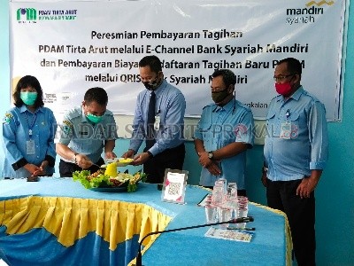 KERJA SAMA : Potong Tumpeng menandai diresmikannya pembayaran PDAM melalui E-Chanel Bank Syariah Mandiri di ruang rapat PDAM Pangkalan Bun Selasa (27/7). (Syamsudin/Radar Pangkalan Bun)