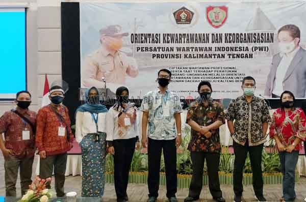 ORIENTASI: Peserta bersama panitia saat foto bersama usai kegiatan OKK, Sabtu (25/7).