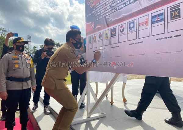 IKRAR DAMAI: Penandatangan ikrar damai oleh Bupati Kotim Supian Hadi, dalam kegiatan simulasi Sispamkota Polres Kotim, yang digelar di Stadion 29 Nopember Sampit, Selasa (28/7).(IST/RADARSAMPIT)