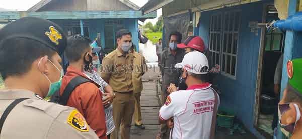 BANTUAN : Lurah Raja Seberang, Alimin, Bhabinkamtibmas, Babinsa, tokoh masyarakat serta ketua kelurahan siaga dan Lentera Kotawaringin Barat memberikan bantuan sembako kepada keluarga terkonfirmasi positif Covid-19, Selasa (28/7).(SULISTYO/RADAR PANGKALAN