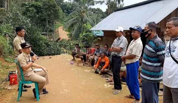 PEMBANGUNAN : Camat Arut Utara Nursyah Ikhsan saat dialog dengan warga Desa Kerabu Kecamatan Arut Utara, pada saat kerja bakti pemotongan pohon berusia ratusan tahun, Senin (27/7).(ISTIMEWA/RADAR PANGKALAN BUN)