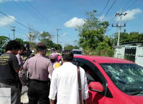 RUSAK : Mobil korban yang bermerk Daihatsu Ayla warna merah bernomor polisi KH 1203 TF, dirusak menggunakan benda tumpul dengan dipukulkan berkali - kali pada bagian kaca depan.(IST/RADARPALANGKA)