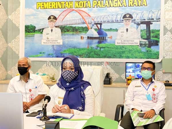 IKUT RAPAT : Wakil Wali Kota Palangka Raya Umi Mastikah didampingi Kadis Perkimtan Imbang Triadmaji dan Kadis Lingkungan Hidup Achmad Zaini mengikuti rakor gugus tugas Reforma Agraria Kalteng.( IST/HUMAS PEMKOT)