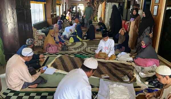 Jenazah wartawan senior dan juga mantan ketua PWI Kotim H Anang Syachwani bin Zaini saat disemayamkan di rumah duka.(RADAR SAMPIT)