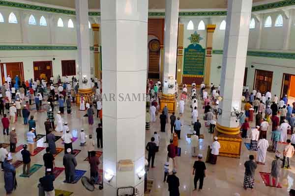 JAGA JARAK: Umat muslim saat melaksanakan ibadah salat Iduladha di Masjid Agung Wahyu Al-Hadi, Jumat (31/7).(YUNI/RADAR SAMPIT )