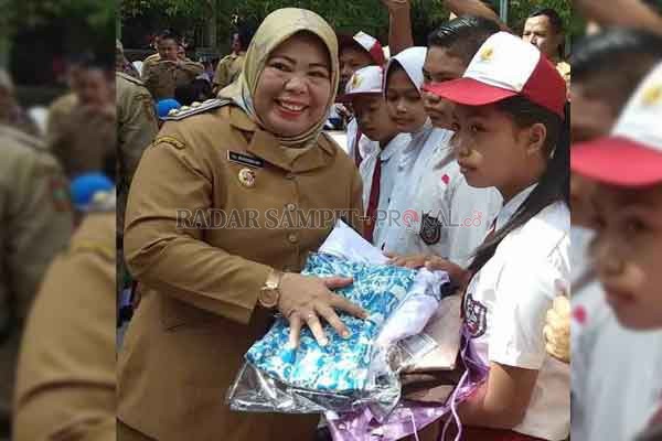 Pembagian seragam gratis beberapa waktu lalu bagi pelajar di Kotawaringtin Barat.(DOK.RADAR PANGKALANBUN)