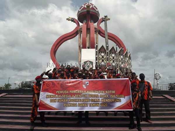 BERSIKAP: Ormas Pemuda Pancasila mengadakan deklarasi Pilkada damai 2020 serta menolak hoax dan isu sara, di Bundaran Balanga Sampit, Kamis (30/7) lalu.(FAHRY/RADAR SAMPIT)