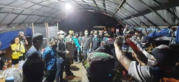 DINONAKTIFKAN: Walikota Palangka Raya Fairid Naparin (baju biru) saat berada di Pos Libas dan sekaligus mengumumkan pembubaran aktivitas penjagaan di tempat tersebut.(istimewa)