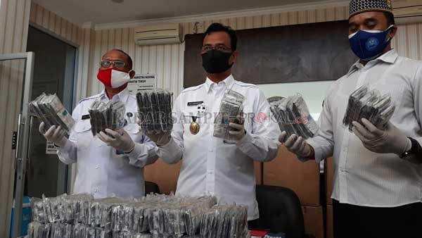 OBAT ILEGAL MILIARAN RUPIAH : BNNP Kalteng memperlihatkan sebagian barang bukti zenith dari total 400.000 butir senilai Rp 4,8 miliar dan tersangka NR warga Sampit, Kotim.(DODI/RADAR PALANGKA)